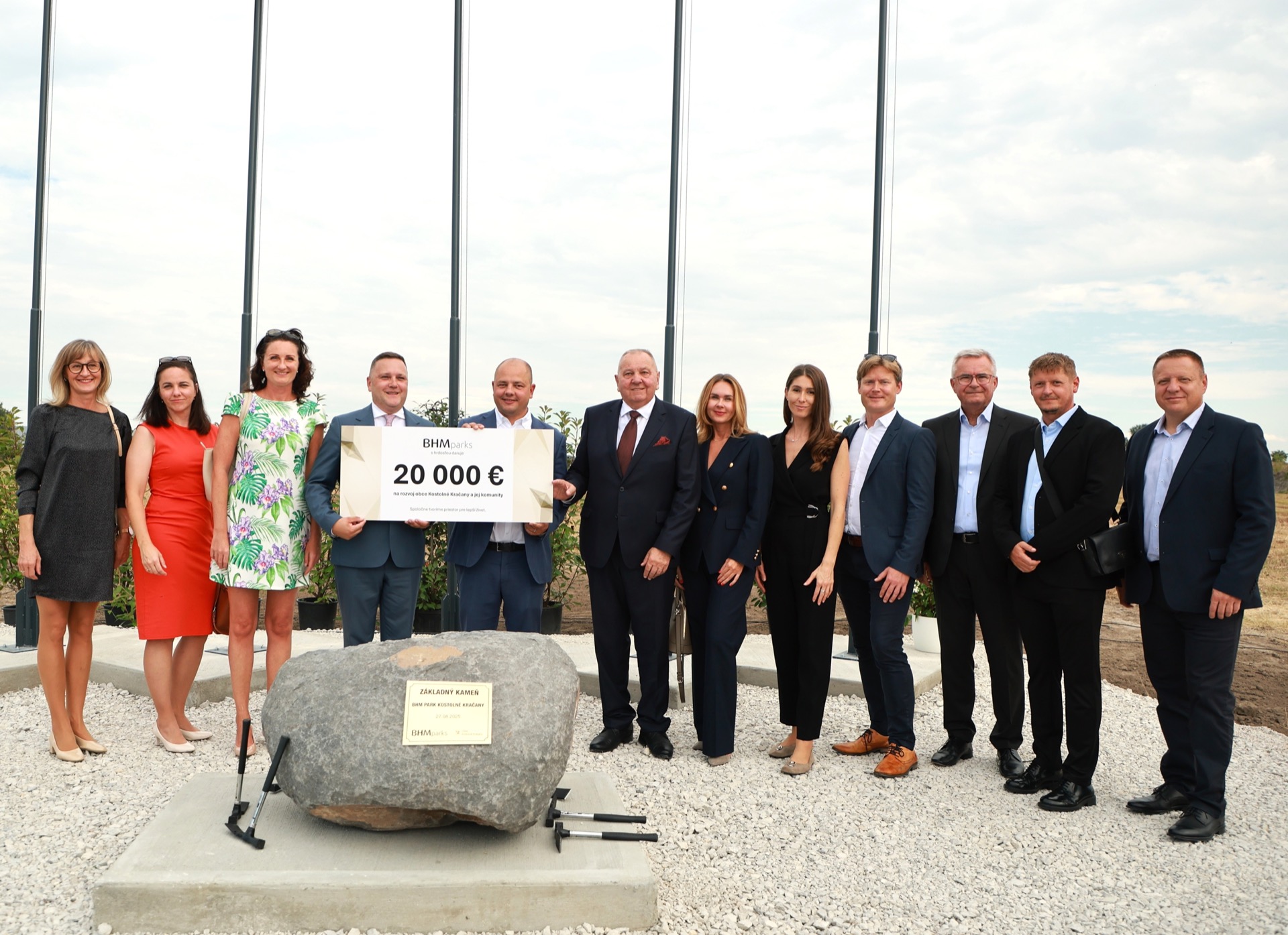 Štedrý dar vo výške 20 000 EUR venovaný starostovi obce Kostolné Kračany na podporu komunitných a rozvojových projektov.